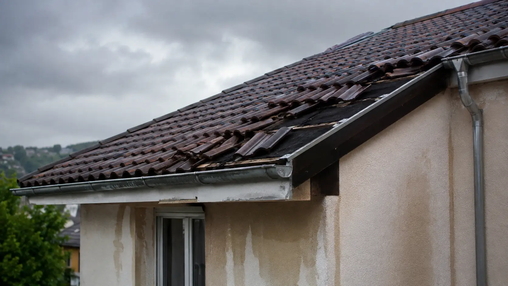 Fuite de toiture : comment réagir avant que les dégâts ne s&rsquo;aggravent ?